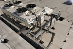Dry cooler na dachu drukarni z brakami w armaturze instalacji glikolowej