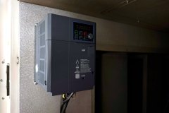Falownik LS G100 w obudowie centrali, częsty punkt, gdy wystąpi awaria wentylatora w centrali