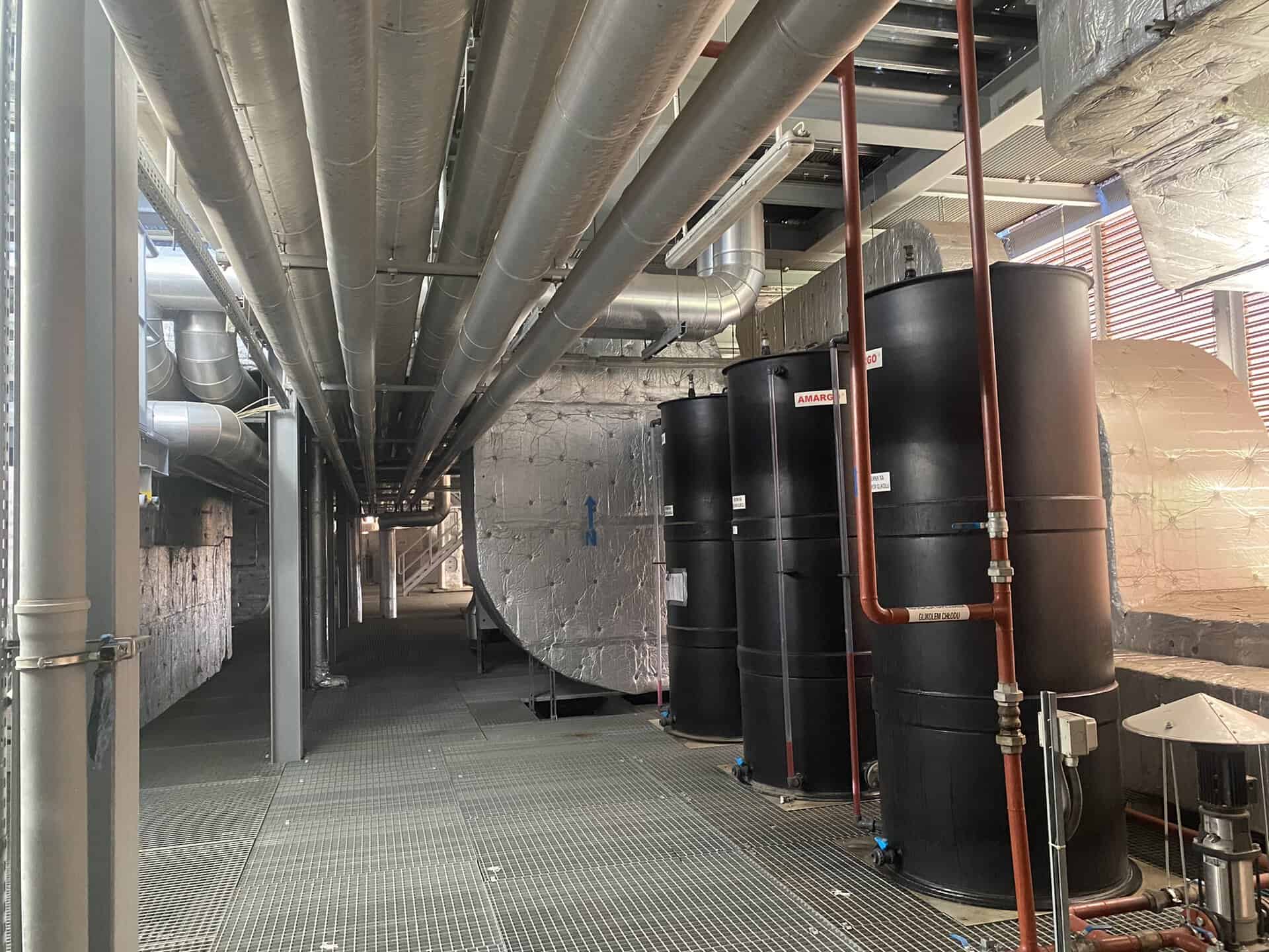 Przemysłowe zastosowania instalacji chłodniczych na stali czarnej