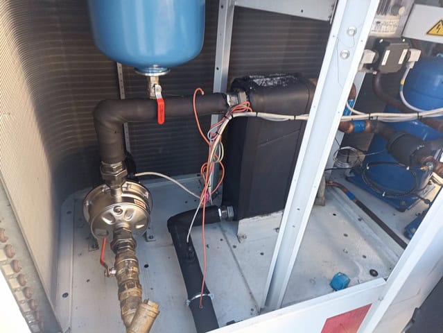 Zaadoptowany agregat skraplający Carrier w chiller 80 kW