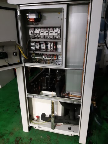 Chiller Lahntechnik BL 172-49 z otwartą szafą sterowniczą