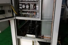 Chiller Lahntechnik BL 172-49 z otwartą szafą sterowniczą