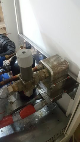 Sprężarka i zawory serwisowe w chillerze Lahntechnik BL 172