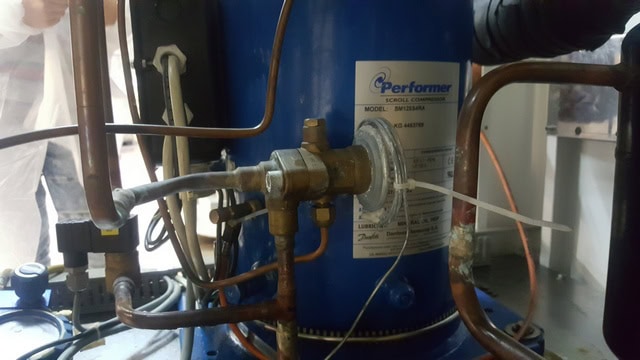 Sprężarka i armatura układu chłodniczego chillera Lahntechnik BL 172