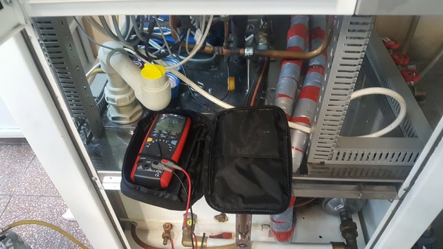 Wnętrze chillera Lahntechnik BL 172 w trakcie naprawy