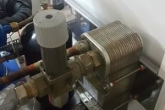 Sprężarka i zawory serwisowe w chillerze Lahntechnik BL 172