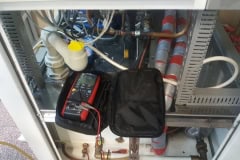 Wnętrze chillera Lahntechnik BL 172 w trakcie naprawy