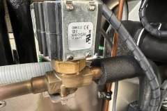 Elektrozawór bypassu gorącego gazu w chillerze procesowym OptiTemp