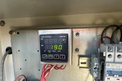 Regulator temperatury wody w szafie sterowniczej chillera procesowego
