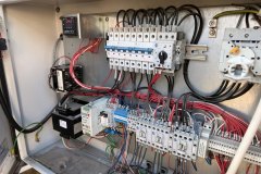 Szafa elektryczna chillera procesowego OptiTemp podczas naprawy
