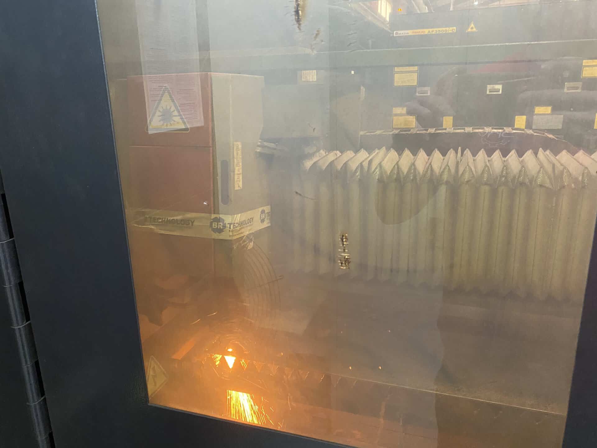 Praca wycinarki laserowej Amada LCG3015