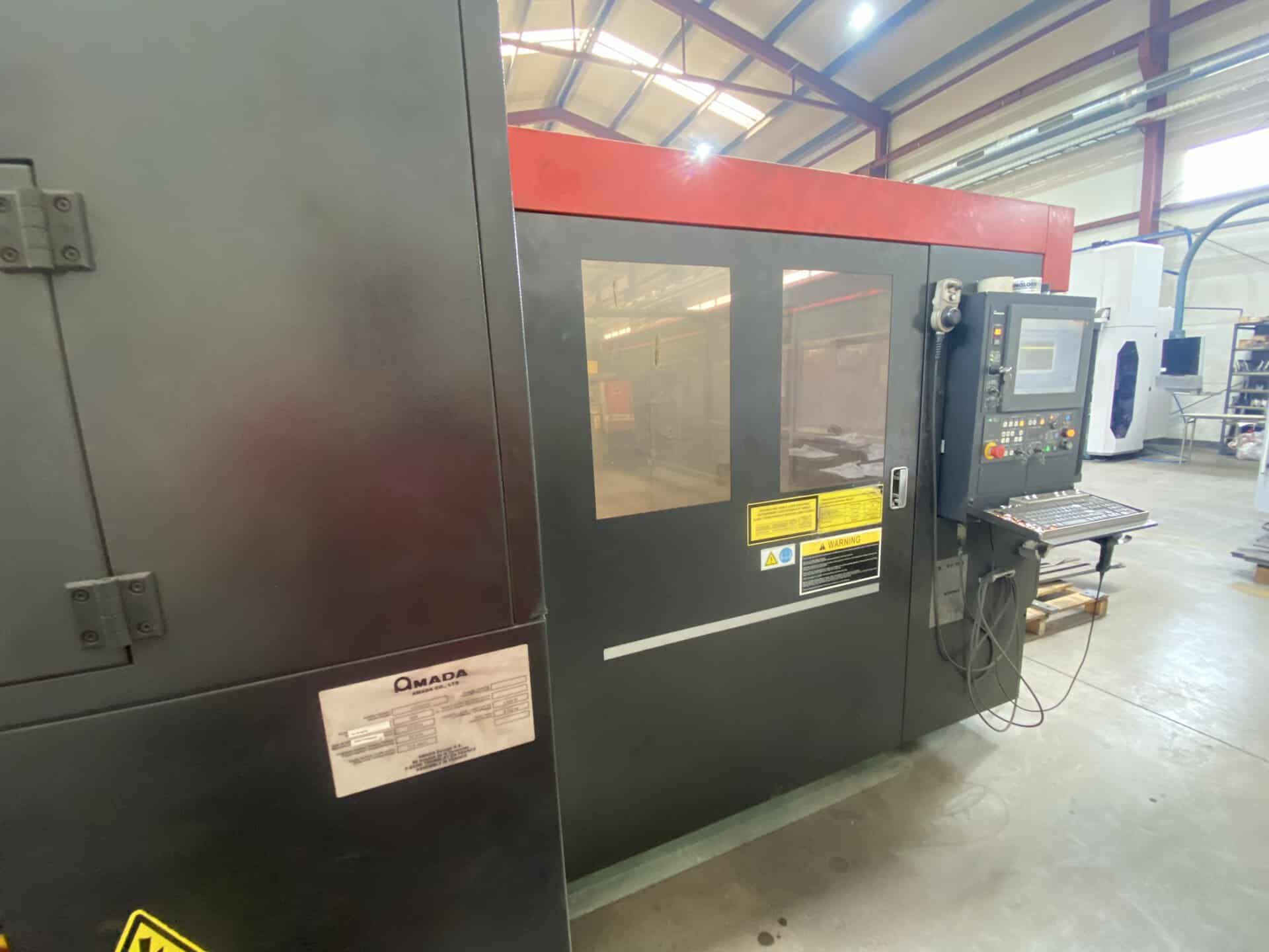 Wycinarka laserowa Amada LCG3015 chłodzona przez chiller