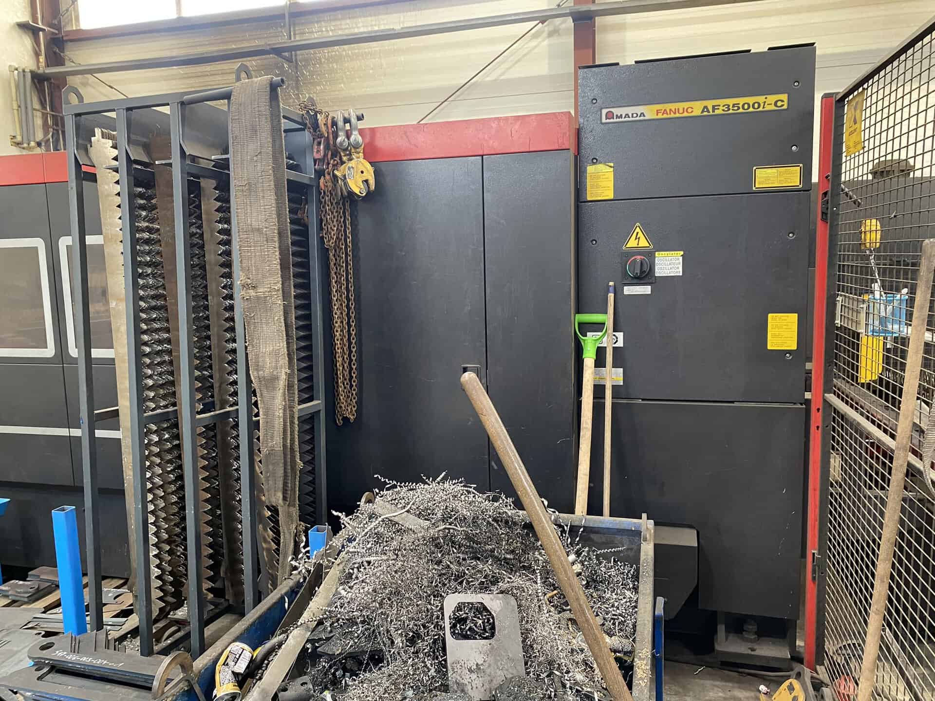Wycinarka laserowa Amada LCG3015, widok z boku