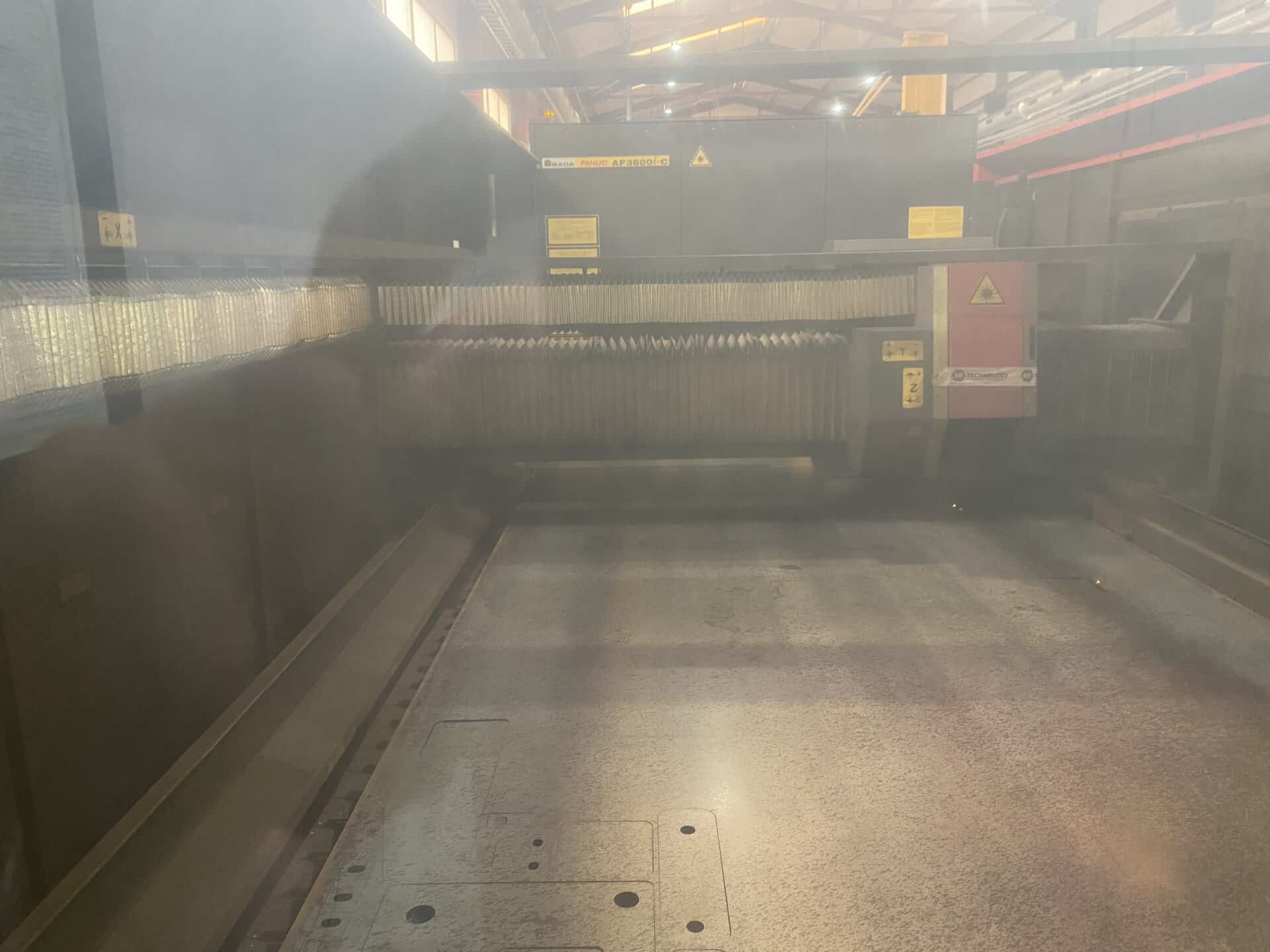 Komora robocza wycinarki laserowej Amada LCG3015