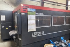 Wycinarka laserowa Amada LCG3015 w hali produkcyjnej