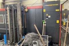 Wycinarka laserowa Amada LCG3015, widok z boku