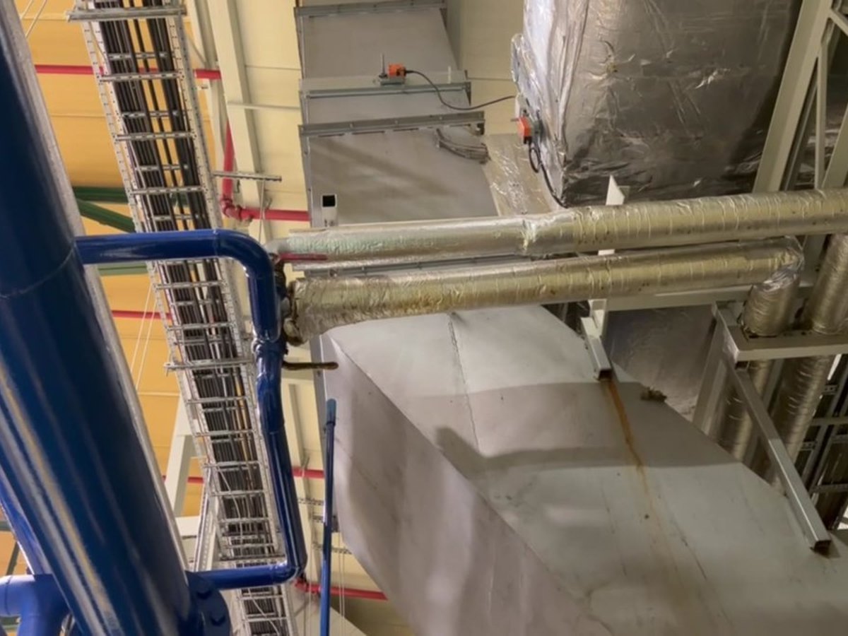 Izolowane rurociągi i trasy kablowe pod stropem sprężarkowni, trasa glikolu do dry coolera na dachu
