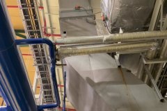 Izolowane rurociągi i trasy kablowe pod stropem sprężarkowni, trasa glikolu do dry coolera na dachu