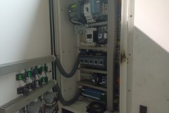 Falownik Siemens Sinamics V20 ze śladami przegrzania w szafie elektrycznej bez chłodzenia