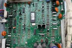 Zabrudzona płyta sterująca z elektroniką, przed myciem i zabezpieczeniem lakierem ochronnym