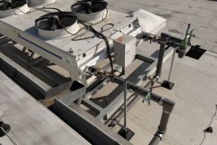 Czyszczenie chłodnic przemysłowych: dry cooler na dachu zakładu w Podłężu