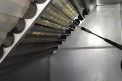 Mycie wnętrza sekcji centrali wentylacyjnej VTS podczas przeglądu