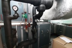 Przyłącza wodne wymienników centrali VTS z manometrem i zaworem regulacyjnym