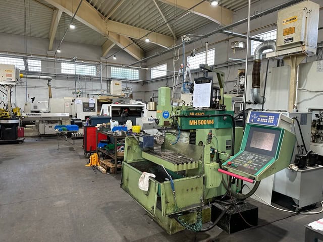 Hala produkcyjna z obrabiarkami CNC