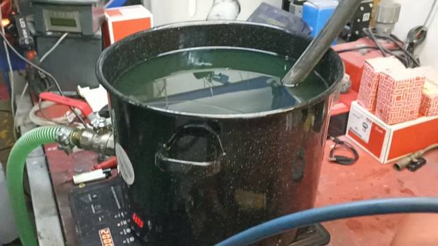 Podgrzewanie oleju hydraulicznego podczas testu chłodziarki oleju