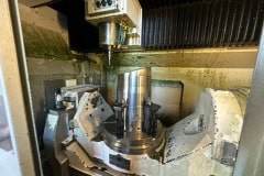 Przestrzeń robocza obrabiarki Okuma chłodzonej przez OIL MATIC V1500
