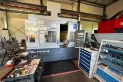 Hala z obrabiarkami CNC Okuma