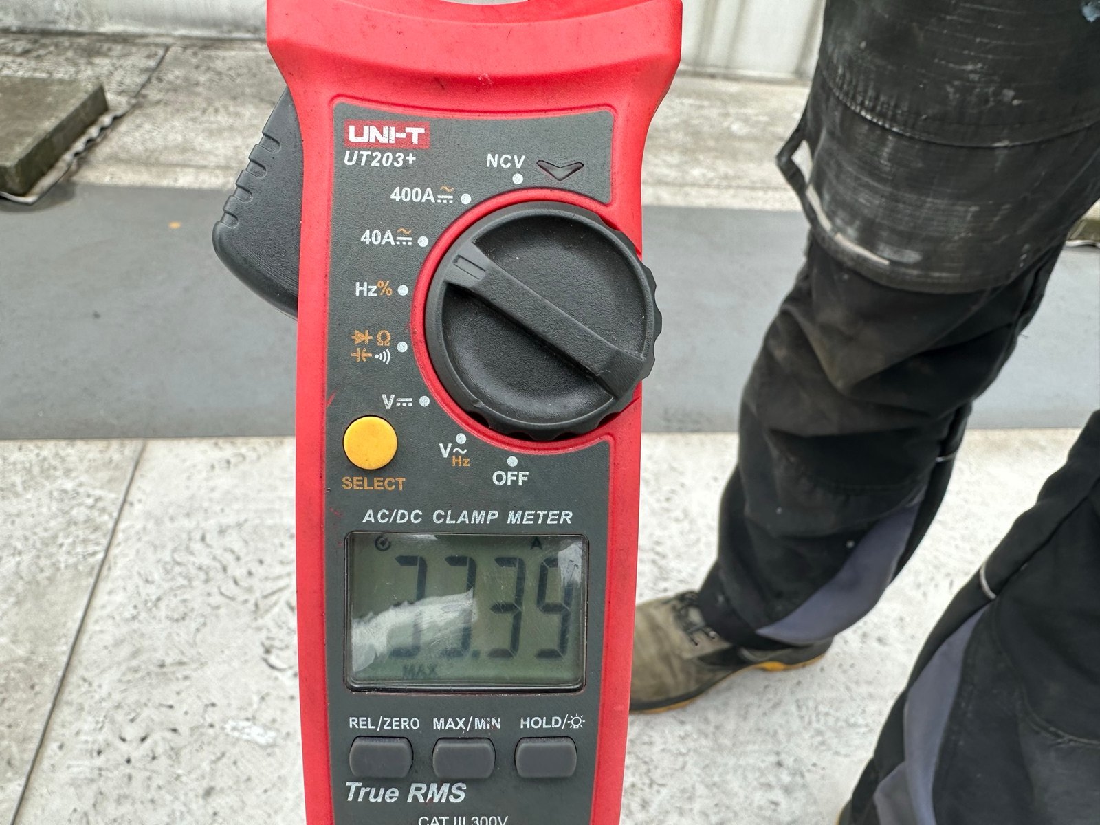 Pomiar prądu roboczego miernikiem cęgowym przy rooftopie Trane ETKD500