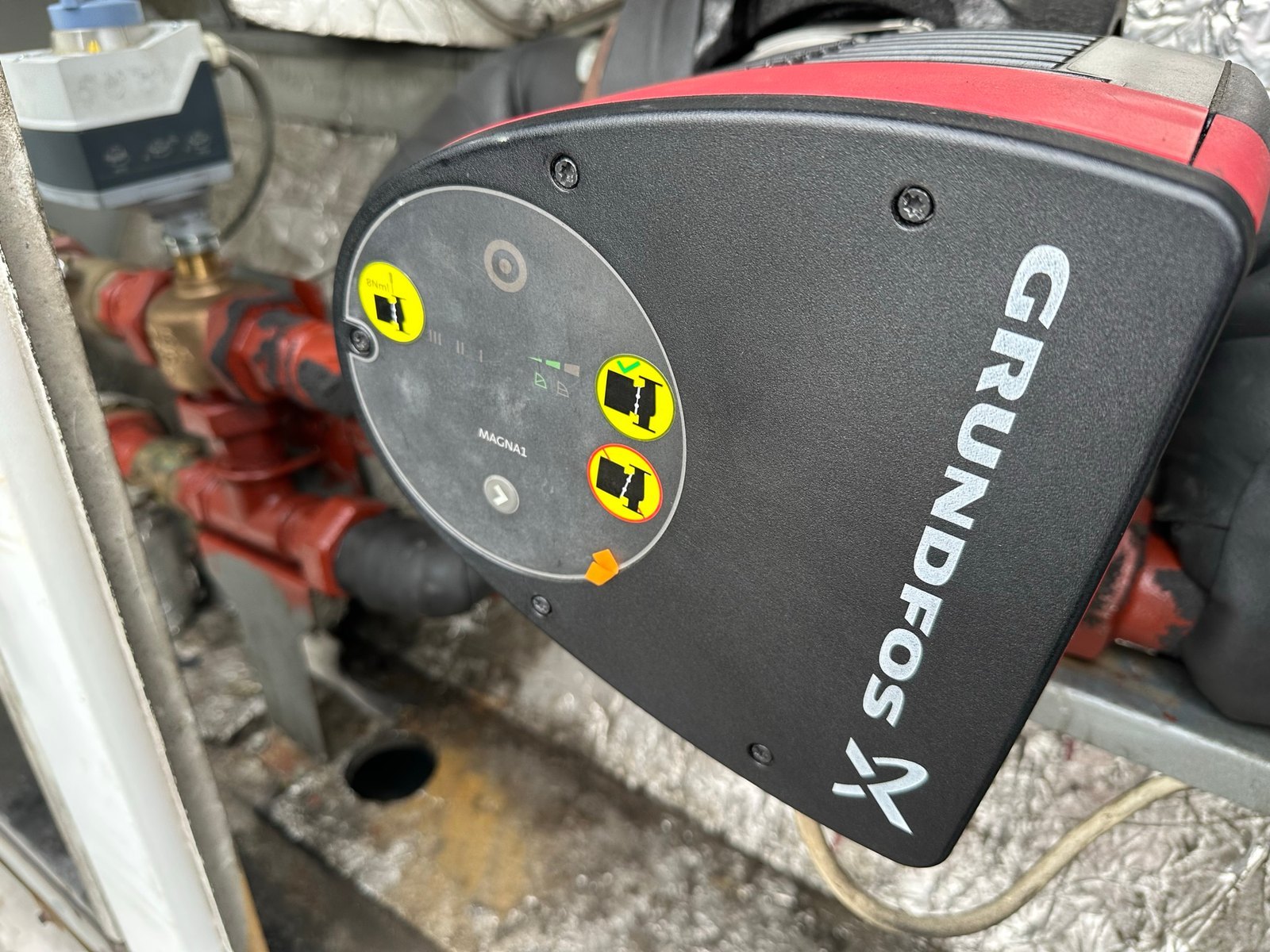 Pompa obiegowa Grundfos MAGNA1 w rooftopie Trane ETKD500 sprawdzana przed sezonem grzewczym