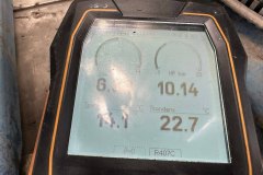 Pomiar ciśnień R407C manometrem cyfrowym podczas przeglądu rooftopa