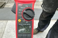 Pomiar prądu roboczego miernikiem cęgowym przy rooftopie Trane ETKD500