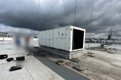 Przegląd rooftopa przed zimą: jednostka dachowa Trane ETKD500 na dachu centrum handlowego