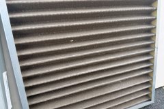 Zabrudzony filtr powietrza wykryty przy przeglądzie rooftopa przed zimą