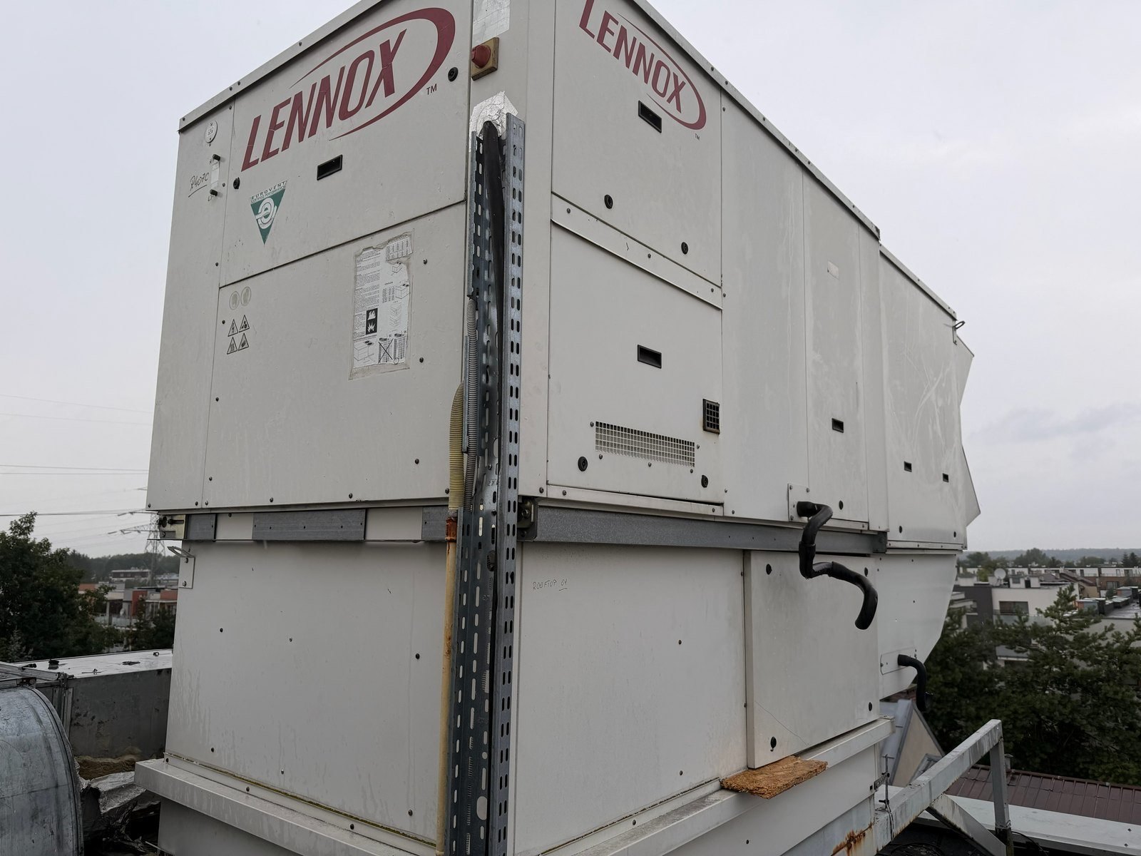 Rooftop Lennox Baltic na dachu obiektu sportowego, jednostka z obiegami R407C