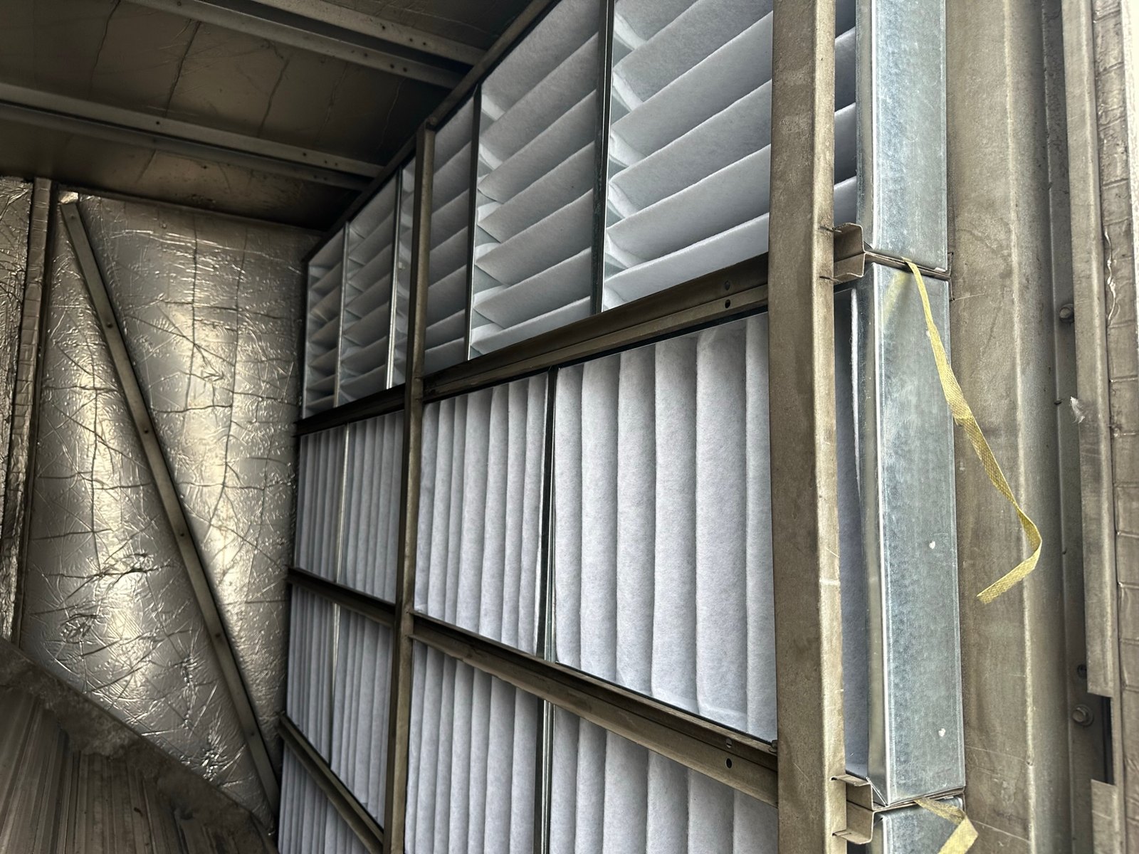 Zabrudzone filtry powietrza w rooftopie Trane ETKD500