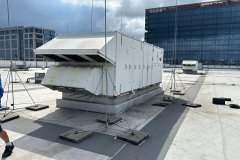 Rooftop Trane ETKD500 na dachu centrum handlowego