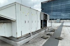 Rooftop Trane ETKD500 na dachu centrum handlowego