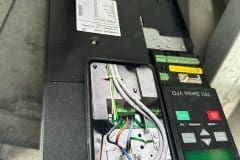 Diagnostyka falownika Trane TR1 przy naprawie rooftopu ETKD500