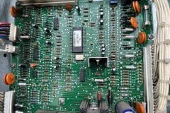 Płyta sterująca rooftopu Trane ETKD500 podczas diagnostyki