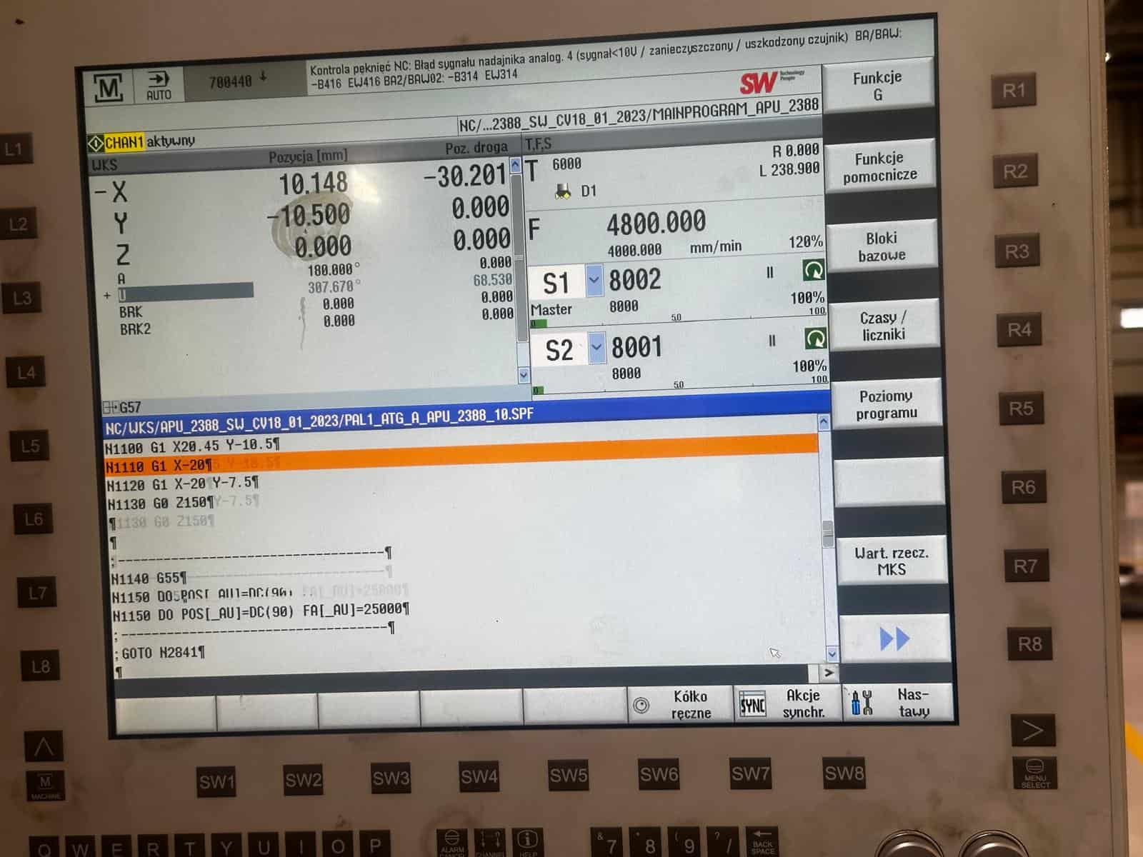 Ekran sterowania obrabiarki z parametrami pracy