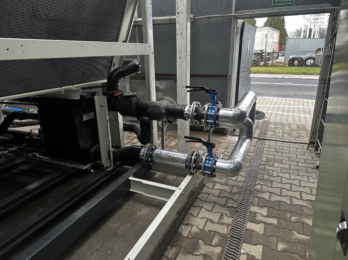 Instalacja wody lodowej przy chillerze Trane w Ożarowie Mazowieckim