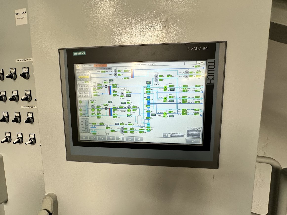 Serwis instalacji wody lodowej: panel HMI węzła wody lodowej w Poświętnem