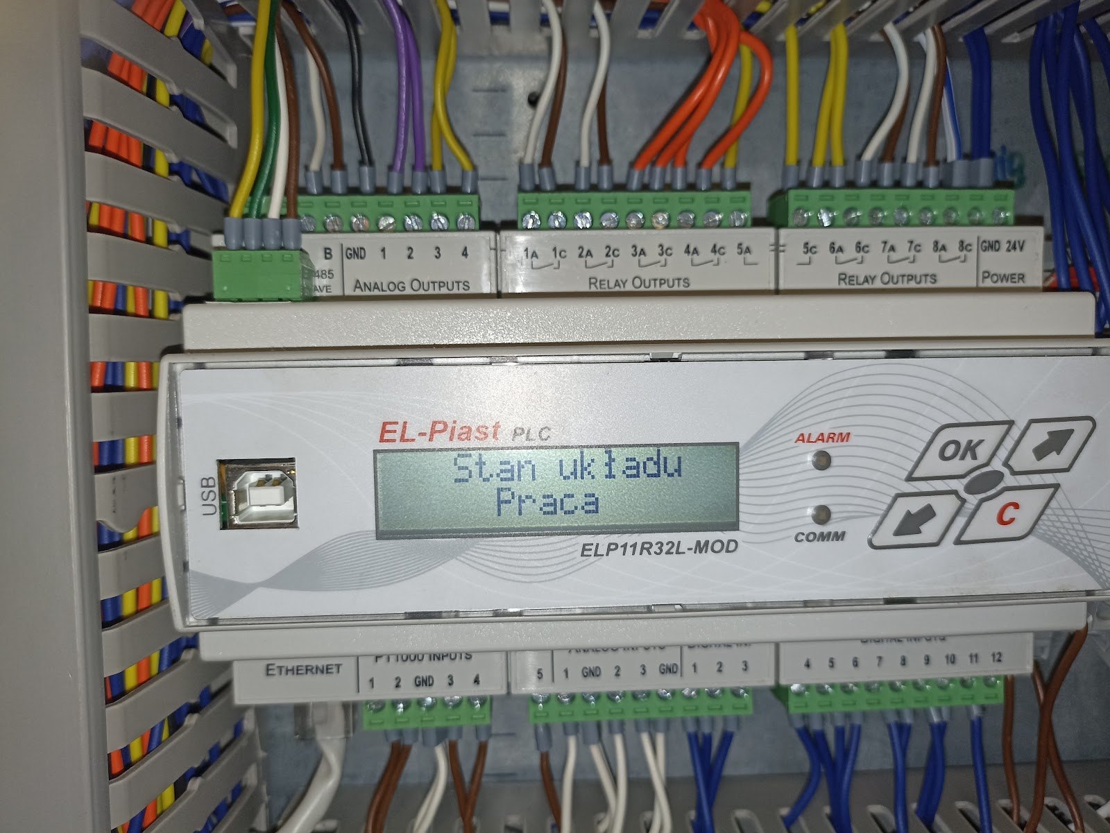 Otwarta szafa sterownicza ze sterownikiem El-Piast ELP11R32L-MOD, stan układu Praca