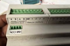 Zaciski HMI CON, RS485 i wyjść analogowych używane przy teście podzespołów centrali