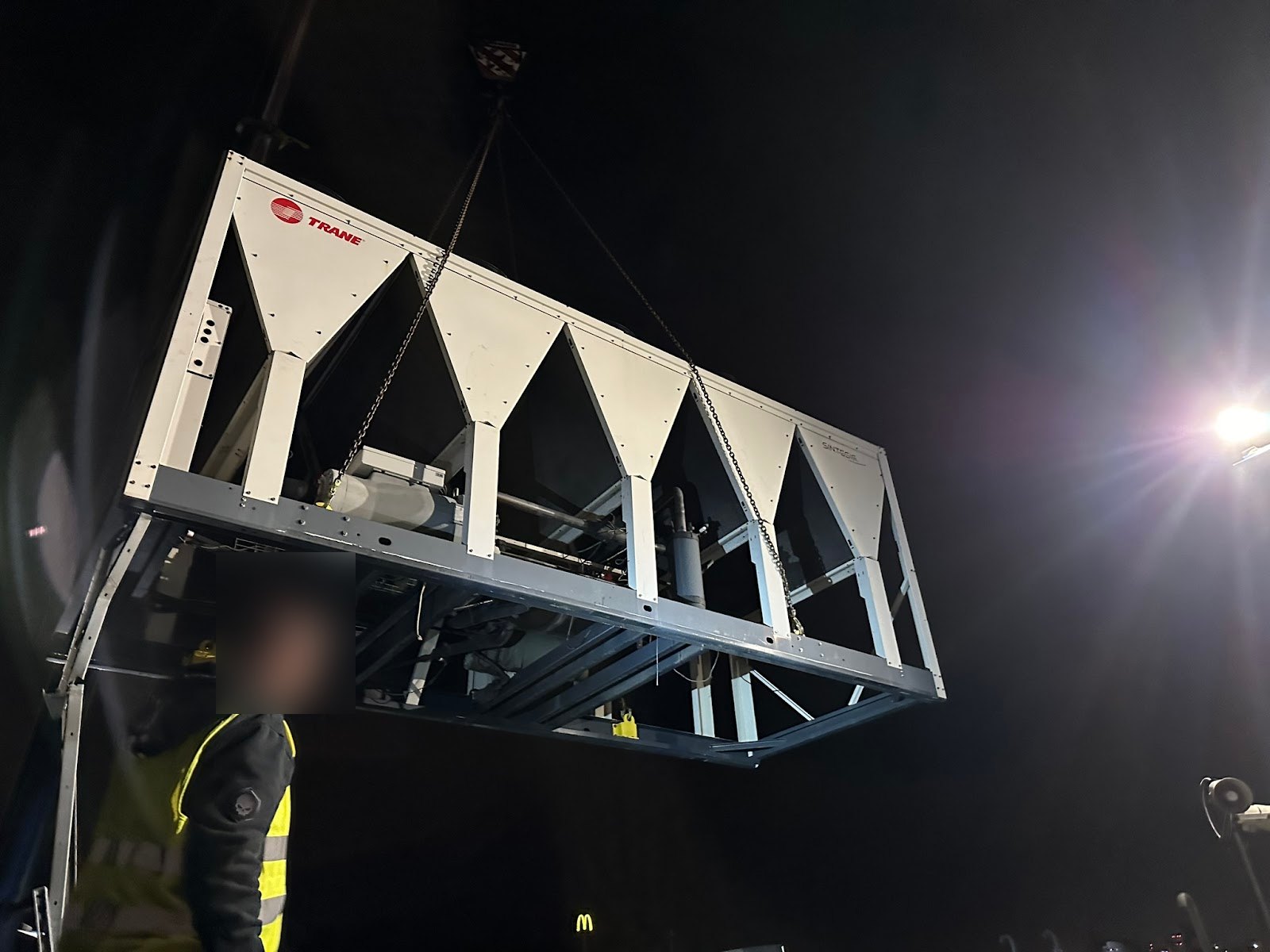 Chiller Trane podnoszony dźwigiem na miejsce pracy, przed napełnieniem instalacji glikolem
