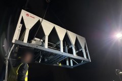 Chiller Trane podnoszony dźwigiem na miejsce pracy, przed napełnieniem instalacji glikolem